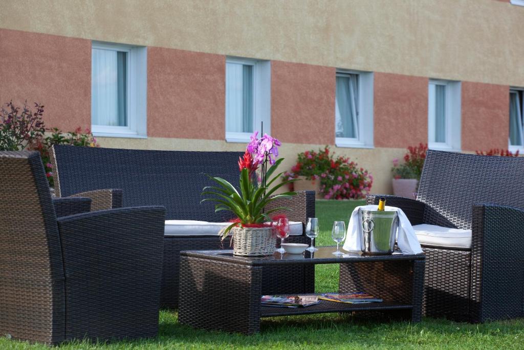 Hotel Le Kolibri Tournus Exteriör bild